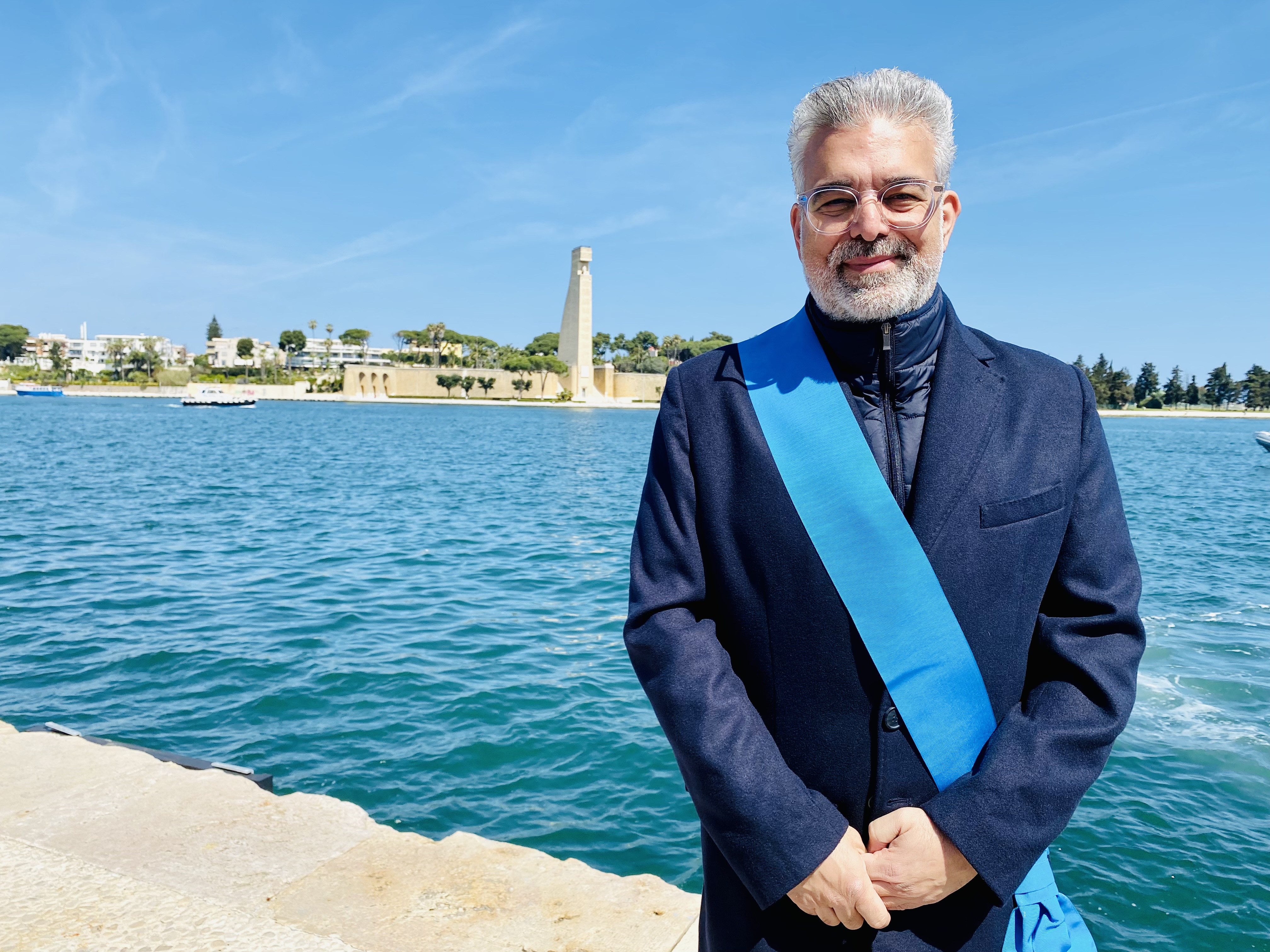 Il Presidente della Provincia Matarrelli. Sullo sfondo, vista sul porto con il Monumento al Marinaio d'Italia